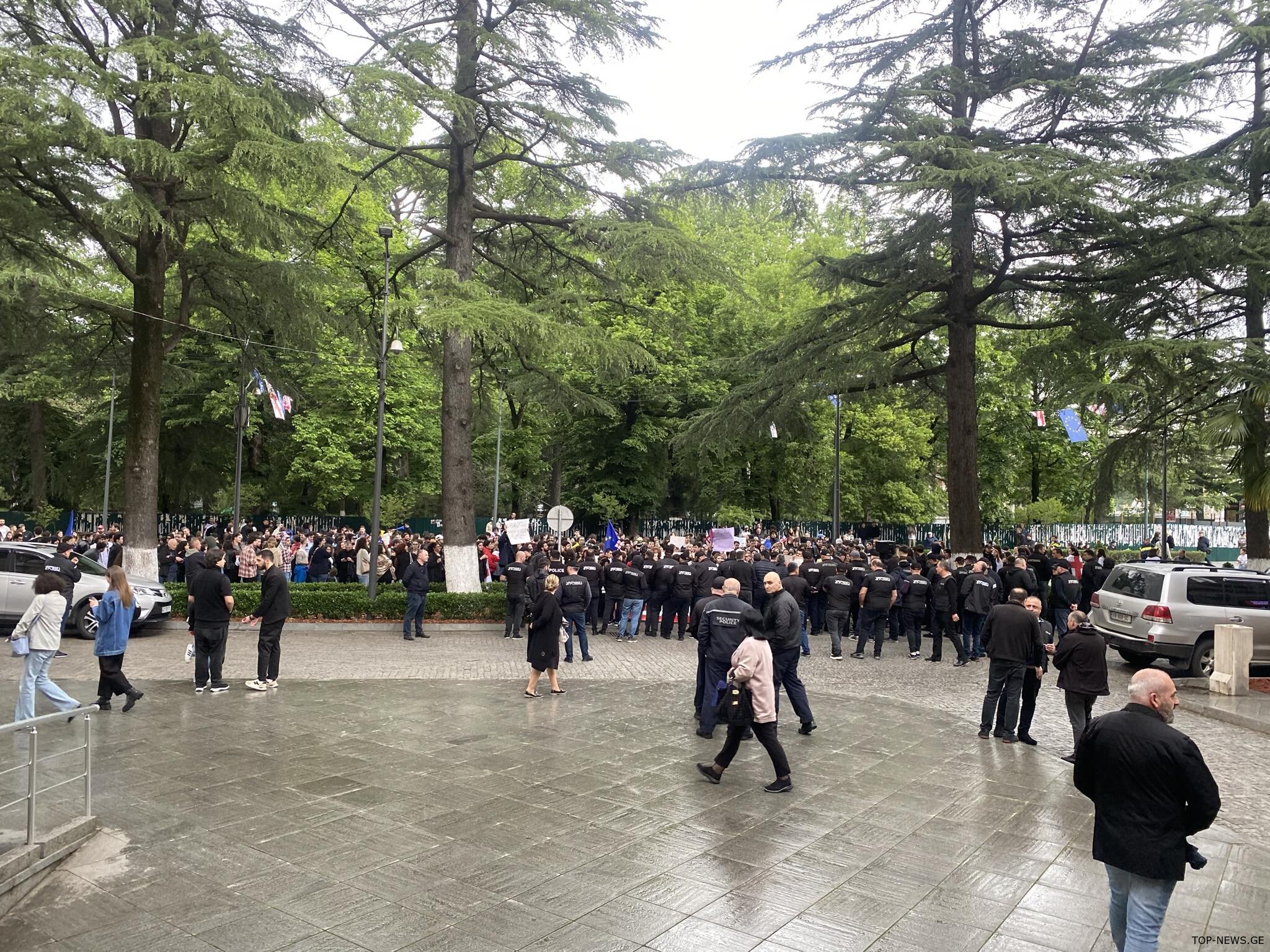 ქუთაისში, რუსთაველის გამზირზე, ტრანსპორტის მოძრაობა პარალიზებულია