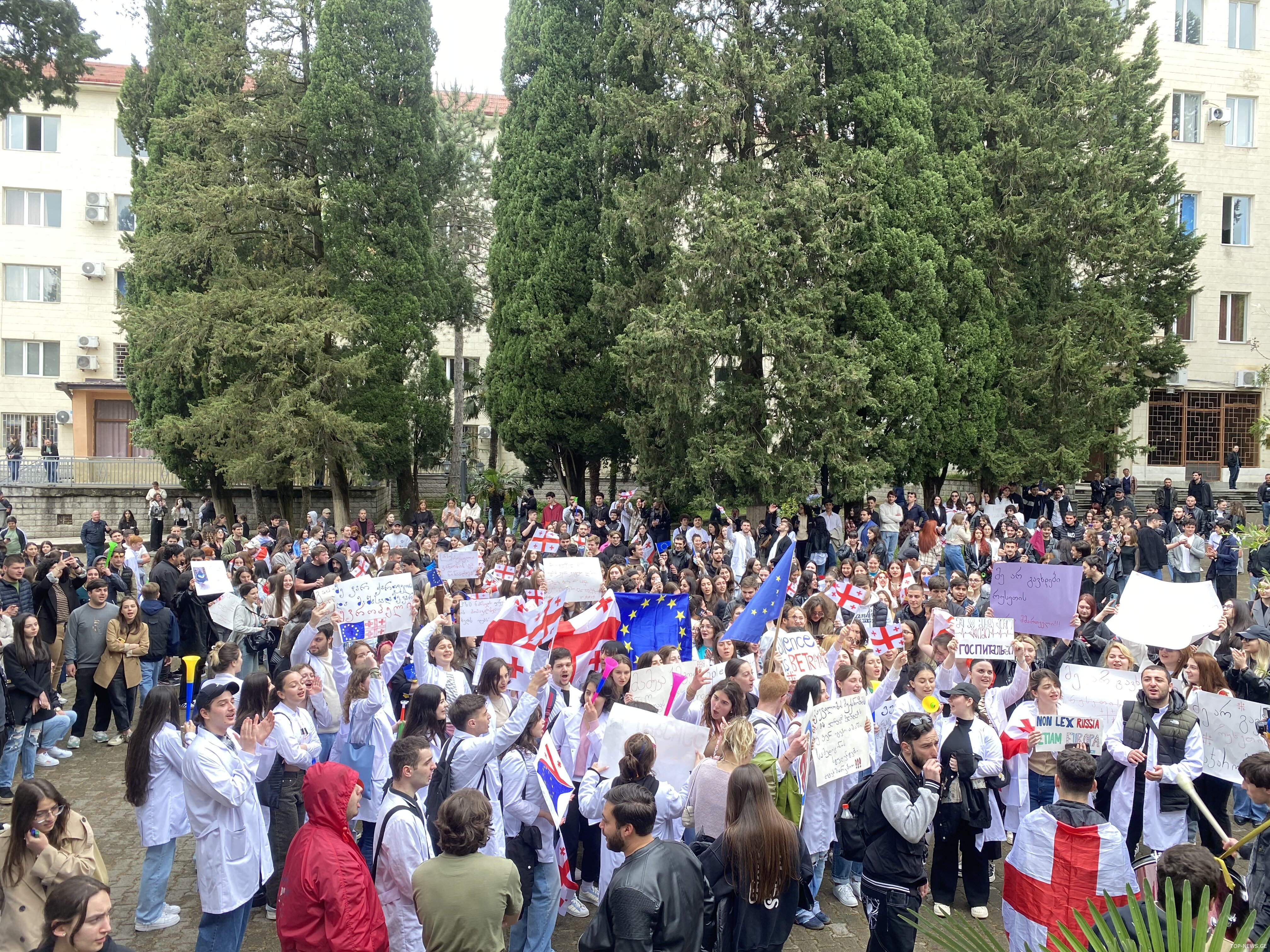 ქუთაისში, სტუდენტების პროტესტს რამდენიმე ლექტორი შეუერთდა