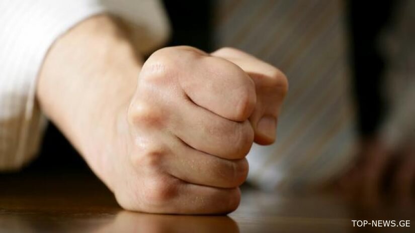"მუცელში მირტყამდნენ ფეხებს. სიმწრისგან, უძლურებისგან და ტკივილისგან გონება დავკარგე,"-ახალგაზრდა ქალს ხელისუფლება კრიმინალი მამამთილის ხელით გაუსწორდა