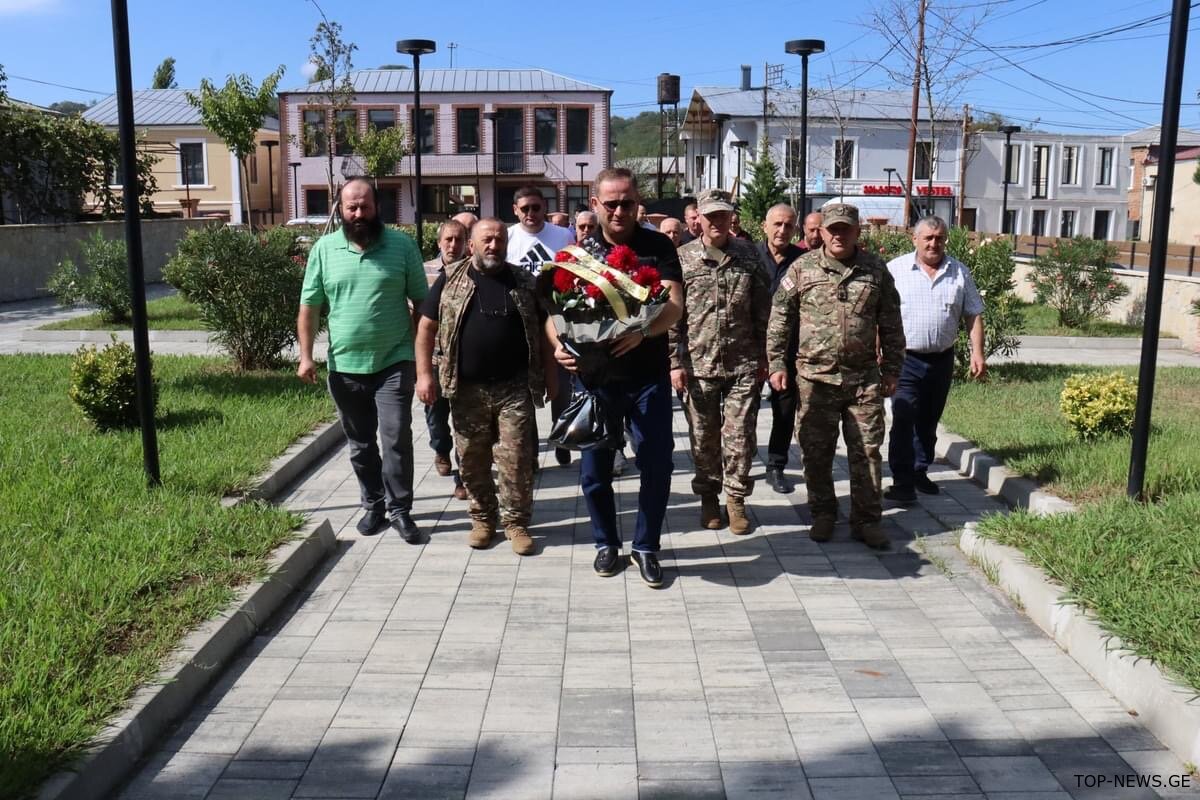 ვანში, საქართველოს ტერიტორიული მთლიანობისთვის დაღუპულ გმირთა მემორიალი გვირგვინით შეამკეს