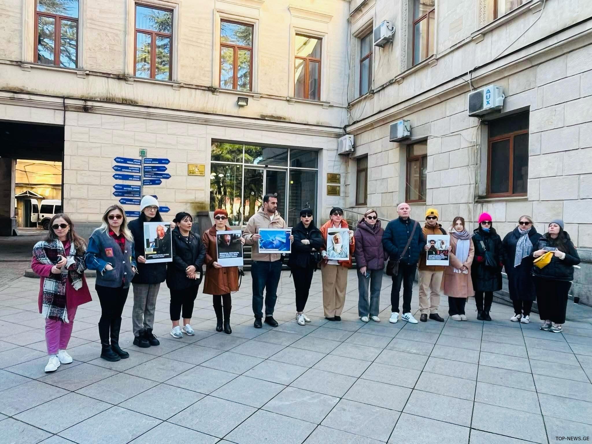 “მოგვეცით მუშაობის საშუალება,”-ჟურნალისტების სოლიდარობის აქცია ქუთაისში