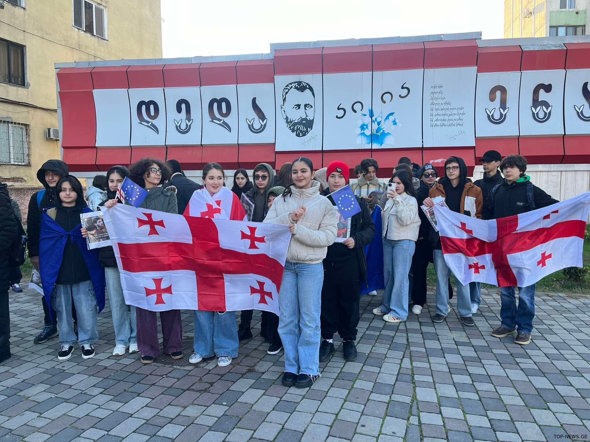 ქუთაისში 41-ე საჯარო სკოლის მოსწავლეები პროტესტის ნიშნად გაკვეთილზე არ შევიდნენ