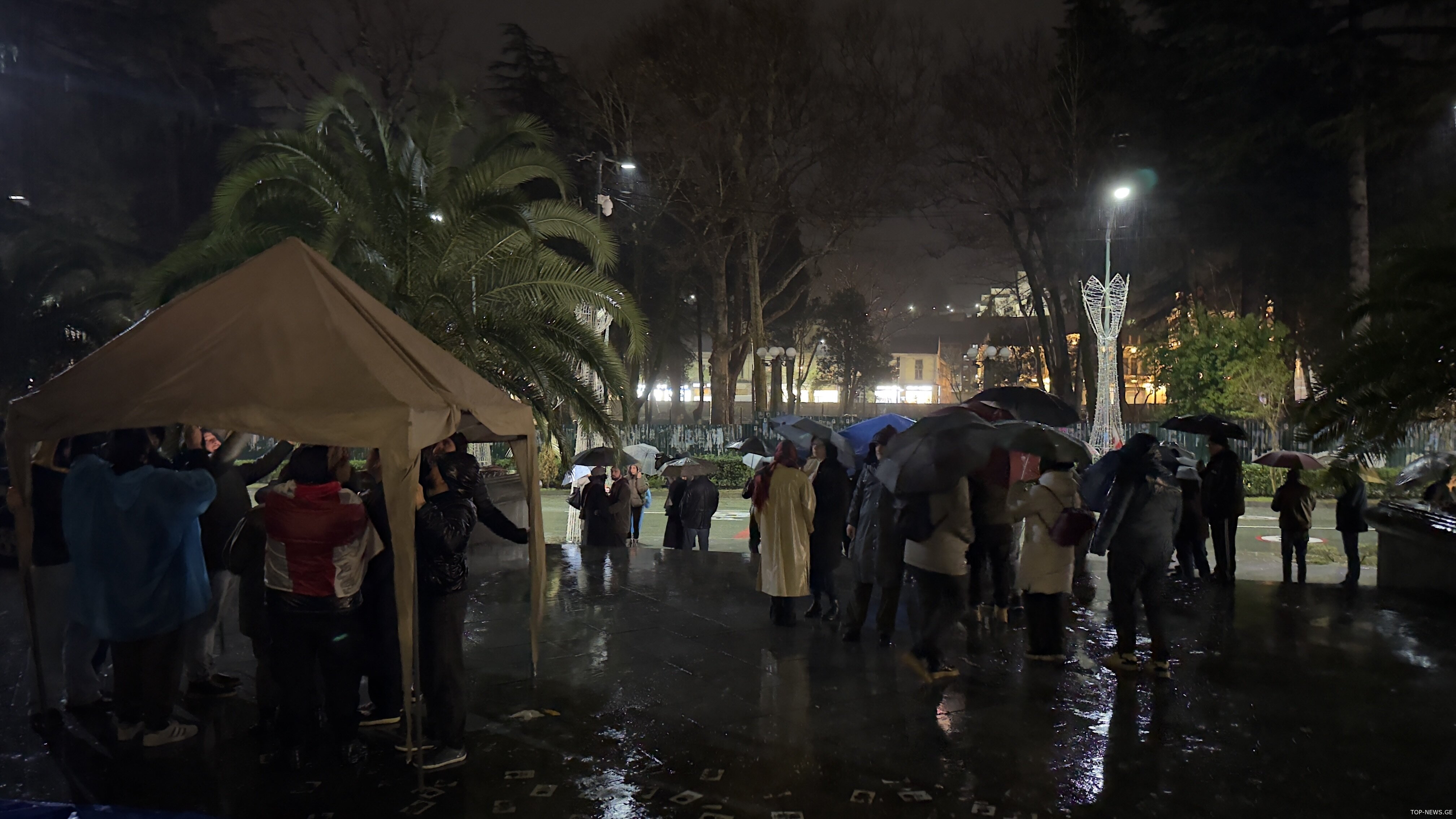 აქციის მონაწილეები ქუთაისის მერიის წინ კარვებს შლიან