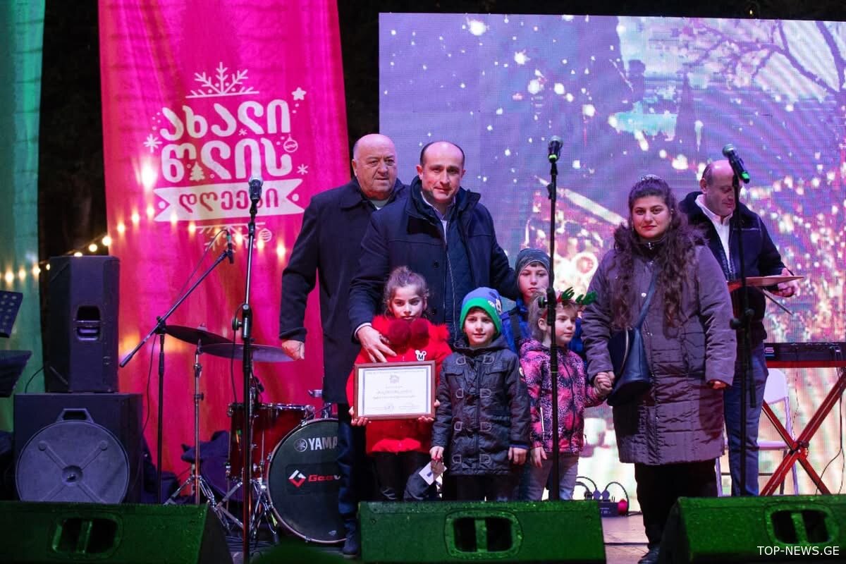 ახალი წლის ღამეს 12 უსახლკარო ოჯახს თერჯოლაში საცხოვრებელი სახლები გადასცეს