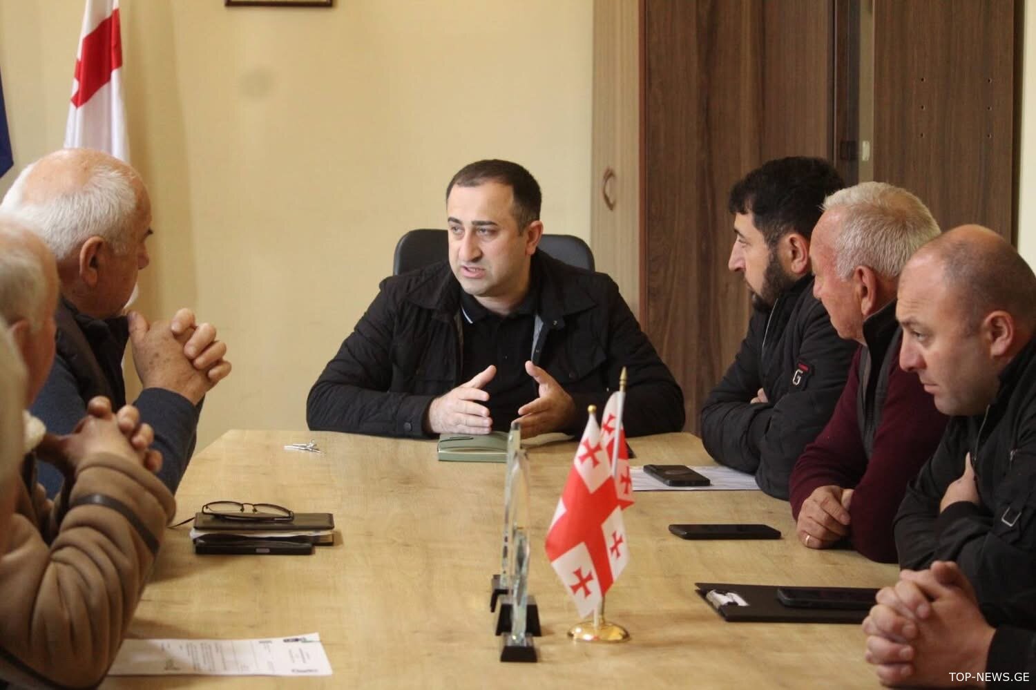 ხარაგაულის მერის პირველმა მოადგილემ ვარლამ ჭიპაშვილმა სოციალურ  საკითხებთან დაკავშირებით სამუშაო  შეხვედრა  გამართა