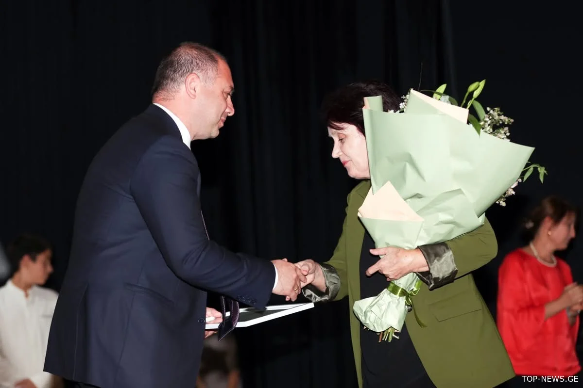 ცაგერსა და ლენტეხში ღვაწლმოსილი პედაგოგები დააჯილდოვეს