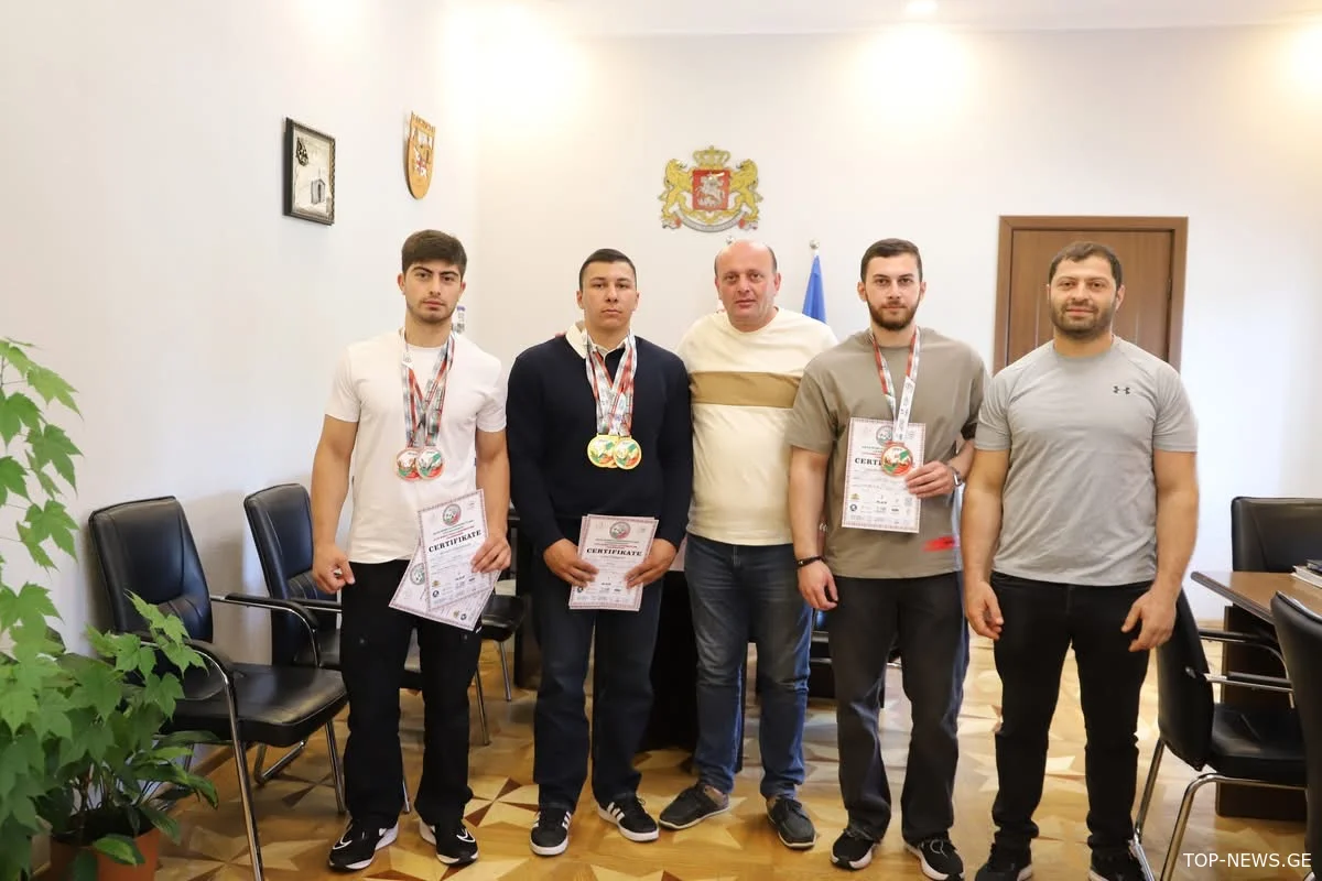 თერჯოლის მერია წარმატებულ სპორტსმენებს ფულად ჯილდოს გადასცემს