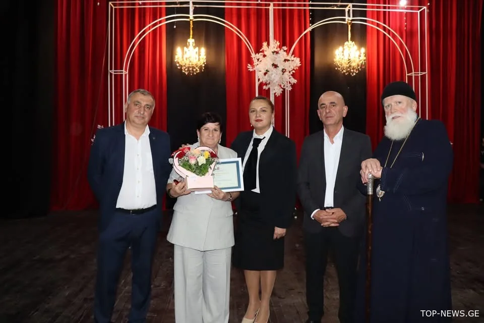 ვანში ღვაწლმოსილი პედაგოგები დააჯილდოვეს