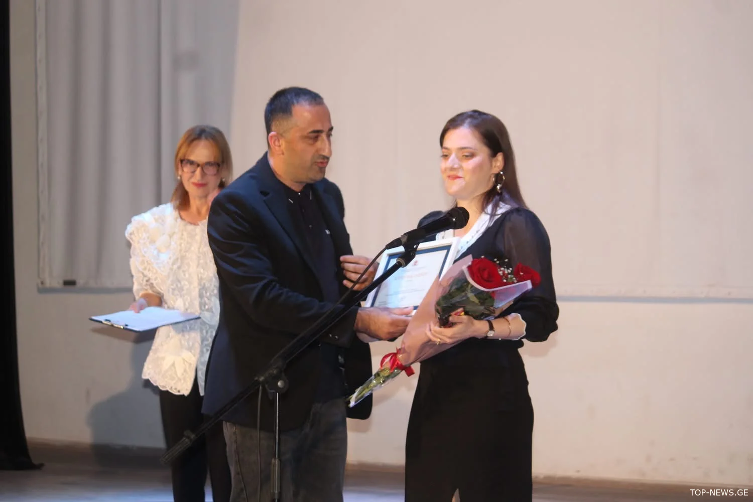 ხარაგაულში ღვაწლმოსილი პედაგოგები დააჯილდოვეს