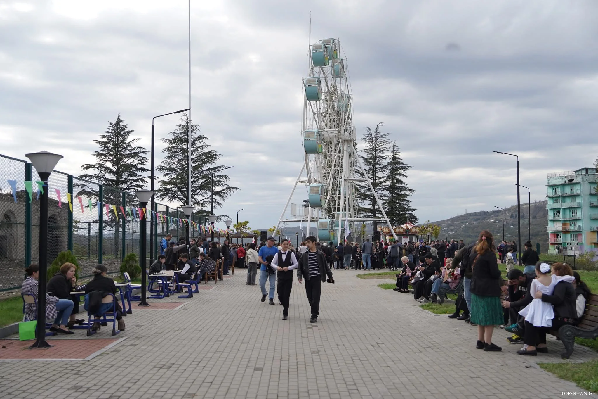 ჭიათურაში სკვერის ტერიტორიაზე, სადაც მეწყრული პროცესები განვითარდა, ორი საყრდენი კედელი მოაწყვეს