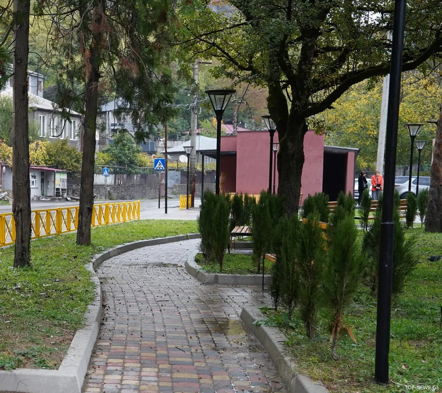 ჭიათურაში, მღვიმევის დედათა მონასტრის წინ მდებარე სკვერი და მიმდებარე ტერიტორია განახლდა