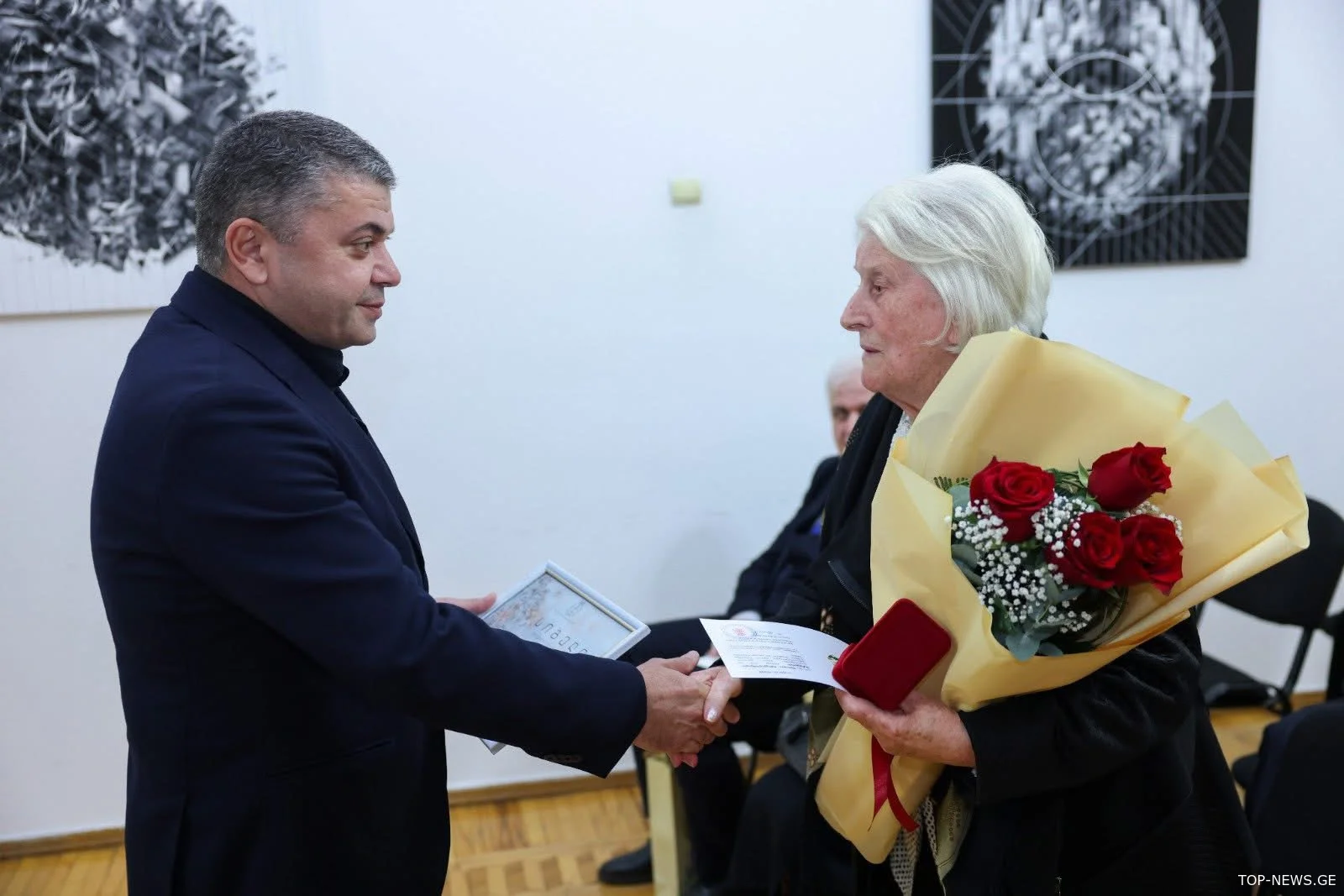 ქუთაისის მერიამ წარმატებულ პედაგოგებს ფულადი ჯილდო გადასცა