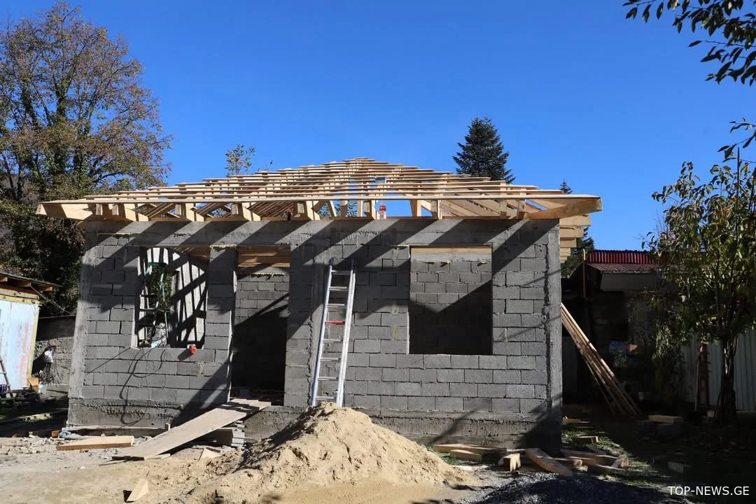 მიმდინარე წლის ბოლოს ამბროლაურში ორ უსახლკარო ოჯახს ახალი სახლი გადაეცემა