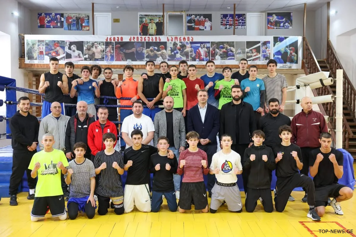 ქუთაისის ადგილობრივი თვითმმართველობის წარმომადგენლებმა ქუთაისელ მოკრივეს სამახსოვრო საჩუქრები გადასცეს