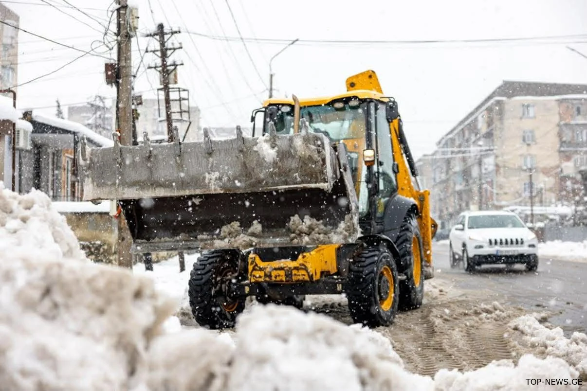 ქუთაისში გზების წმენდა და ელექტროენერგიის აღდგენითი სამუშაოები მიმდინარეობს