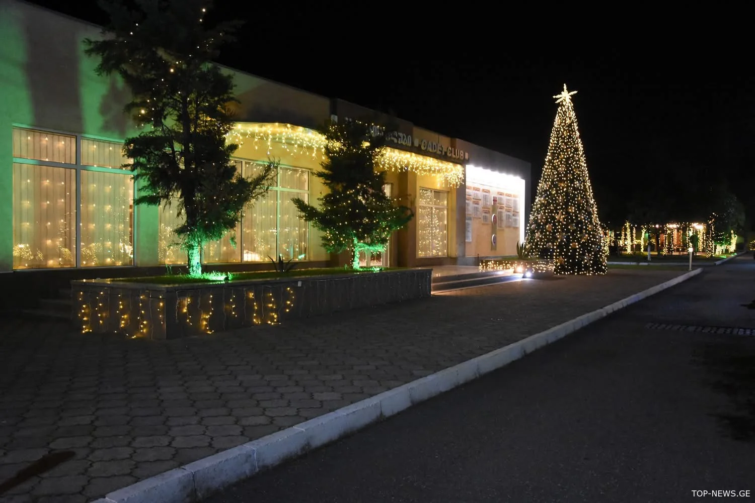 ქუთაისში, კადეტთა სამხედრო ლიცეუმში ნაძვის ხე საზეიმოდ აინთო