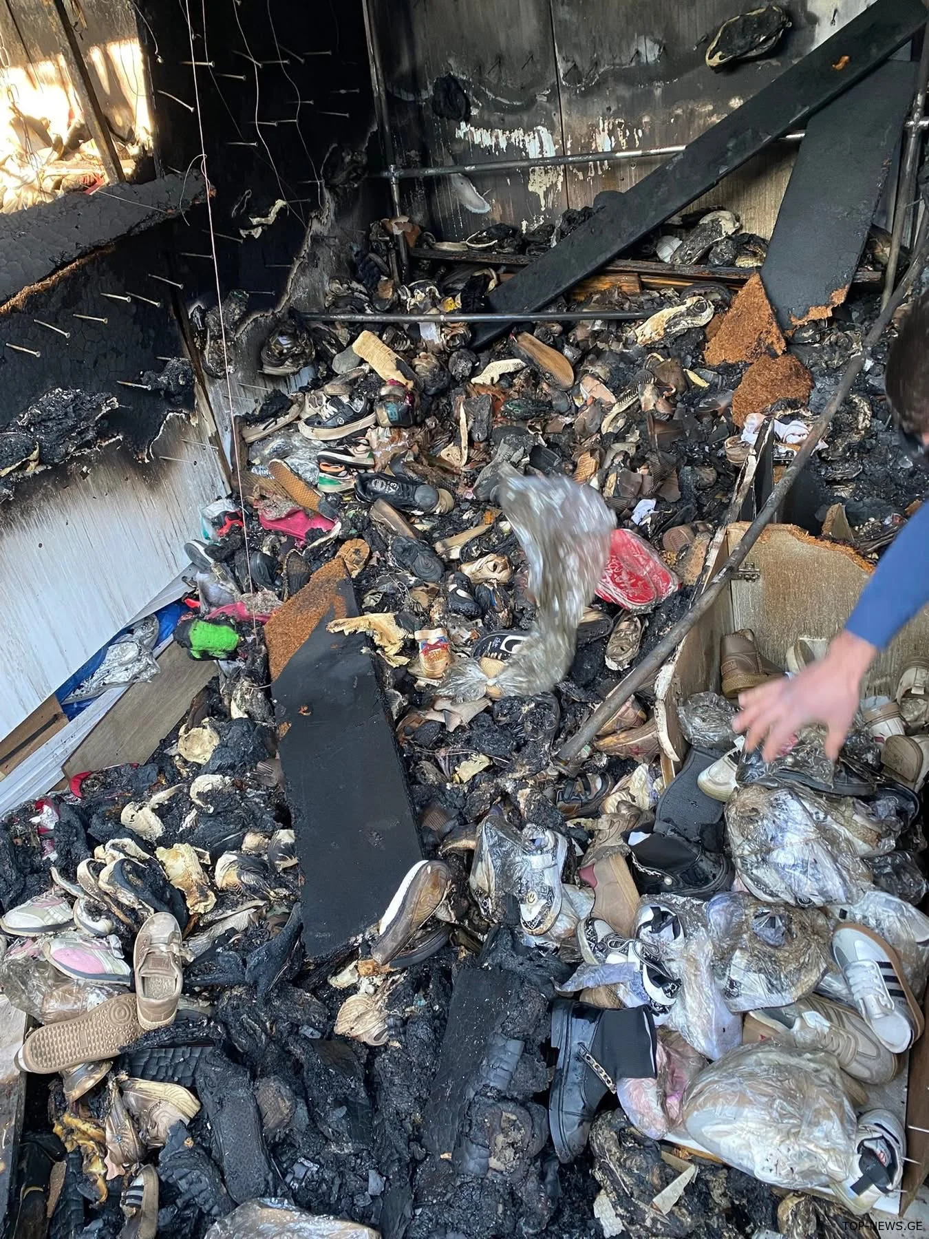 “სამწუხაროა, ამდენი წვალება და შრომა ნაცრად რომ იქცევა,”-ქუთაისში დაზარალებული მოვაჭრეები დახმარებას ითხოვენ