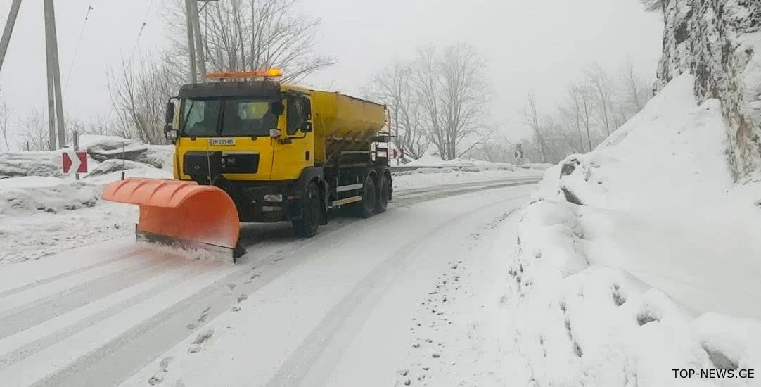 საჩხერე-ონის გზა თოვლის საფარისგან იწმინდება