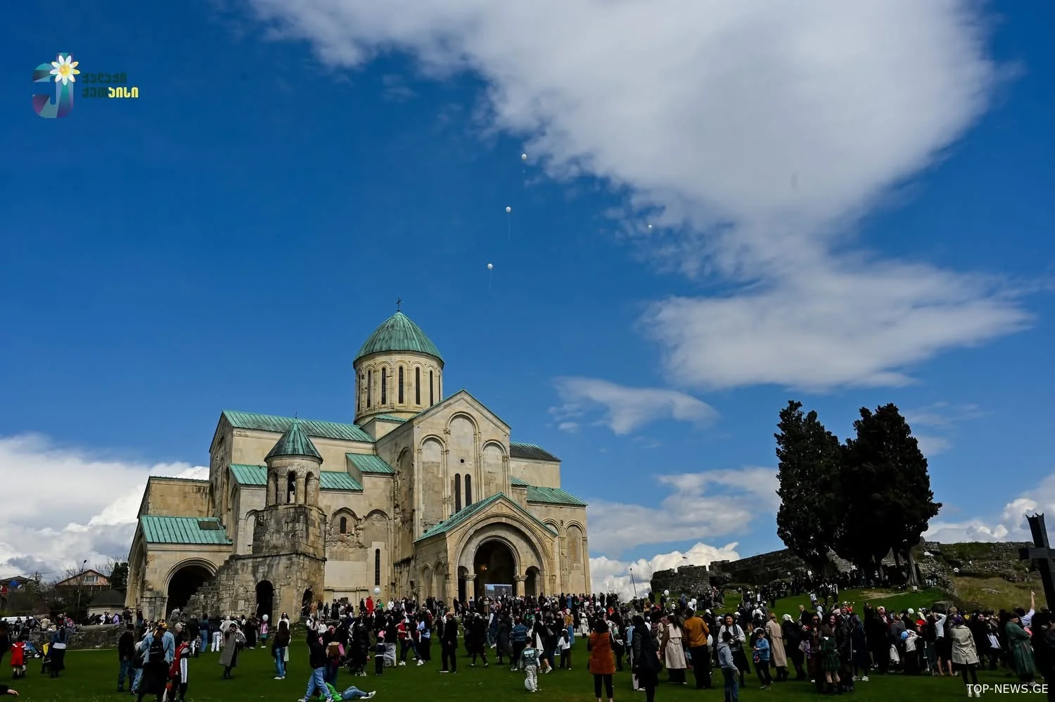 ზეცაში გაშვებული თეთრი მტრედი-ნათლულები პატრიარქს დაემშვიდობნენ