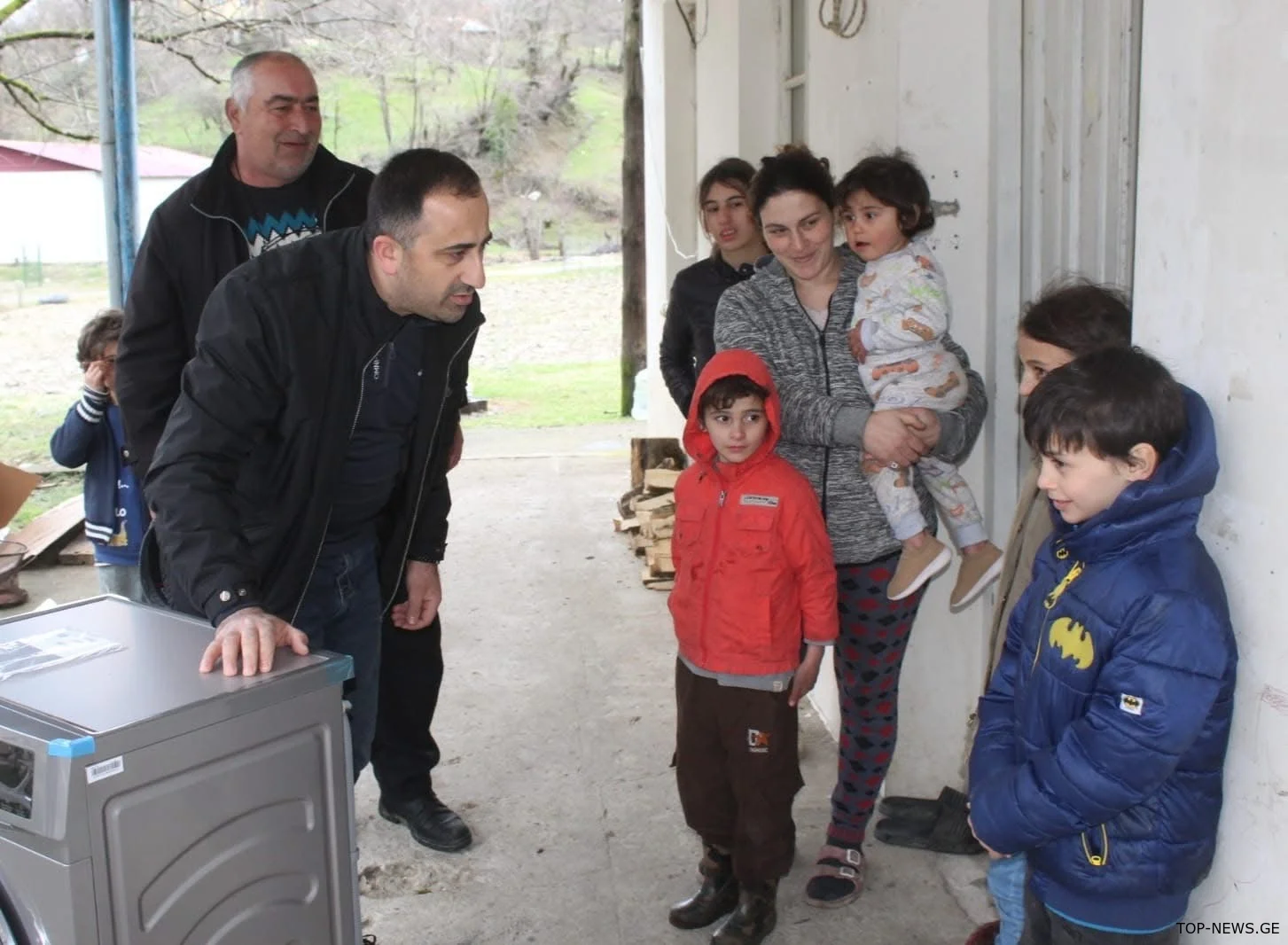 ხარაგაულის მერიამ მრავალშვილიან დედებს საჩუქრად საყოფაცხოვრებო ტექნიკა გადასცა