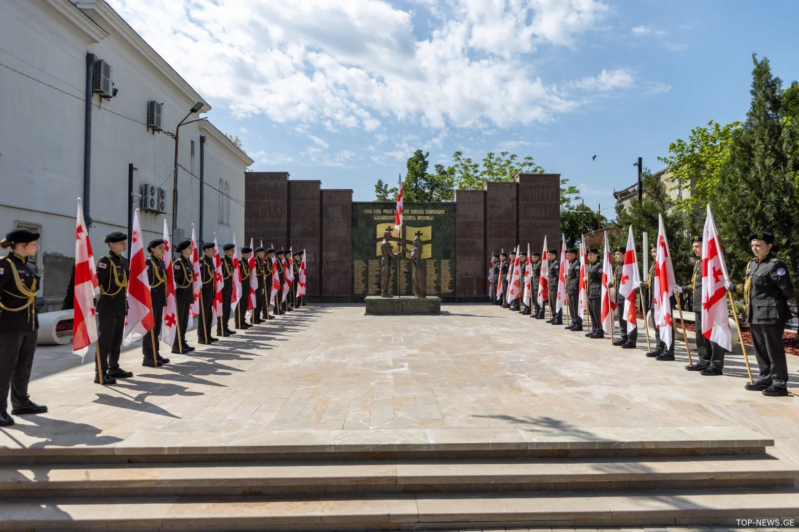 ქუთაისში 2008 წლის აგვისტოს ომში დაღუპული გმირების რეაბილიტირებული მემორიალი გაიხსნა