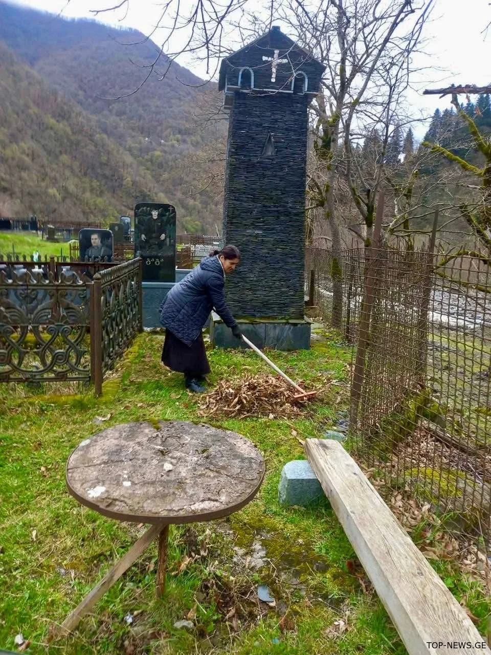რაჭის რეგიონში სასაფლაოების დასუფთავება გრძელდება