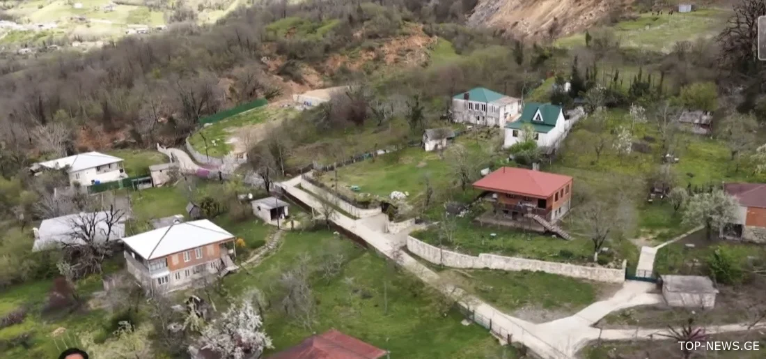 გეოლოგი: სოფელი კურსები მეწყერის მიზეზით მე-19 საუკუნის ბოლოს დაიცალა მოსახლეობისგან, თუმცა მოგვიანებით კვლავ დასახლდა