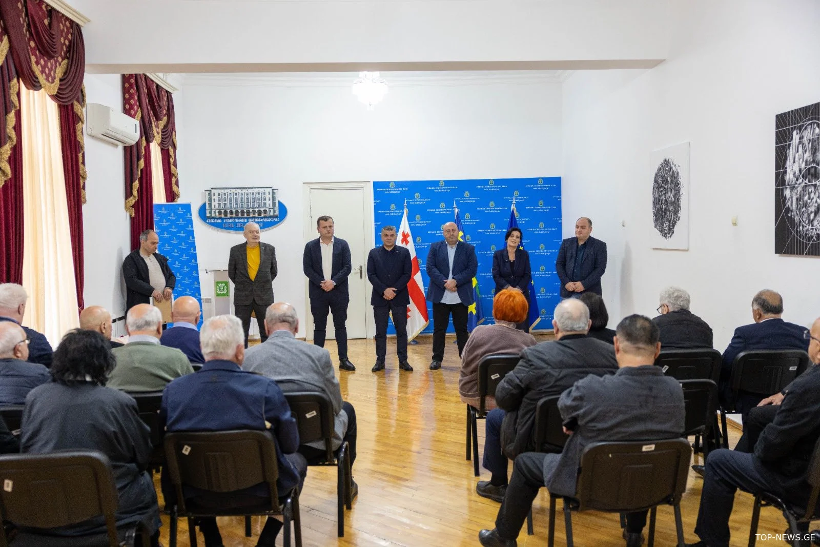 ქუთაისის მერმა ღვაწლმოსილ ქუთაისელებს სიგელები და ფულადი ჯილდო გადასცა