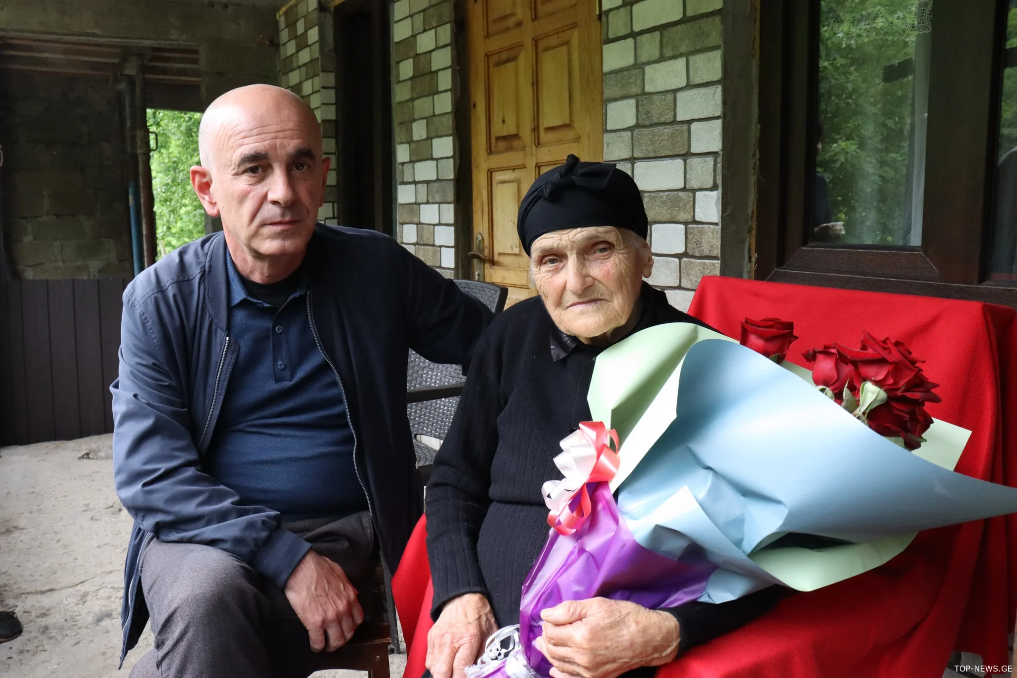 101 წლის მანია ჯულაყიძეს ვანის მერიამ 2 000 ლარი გადასცა