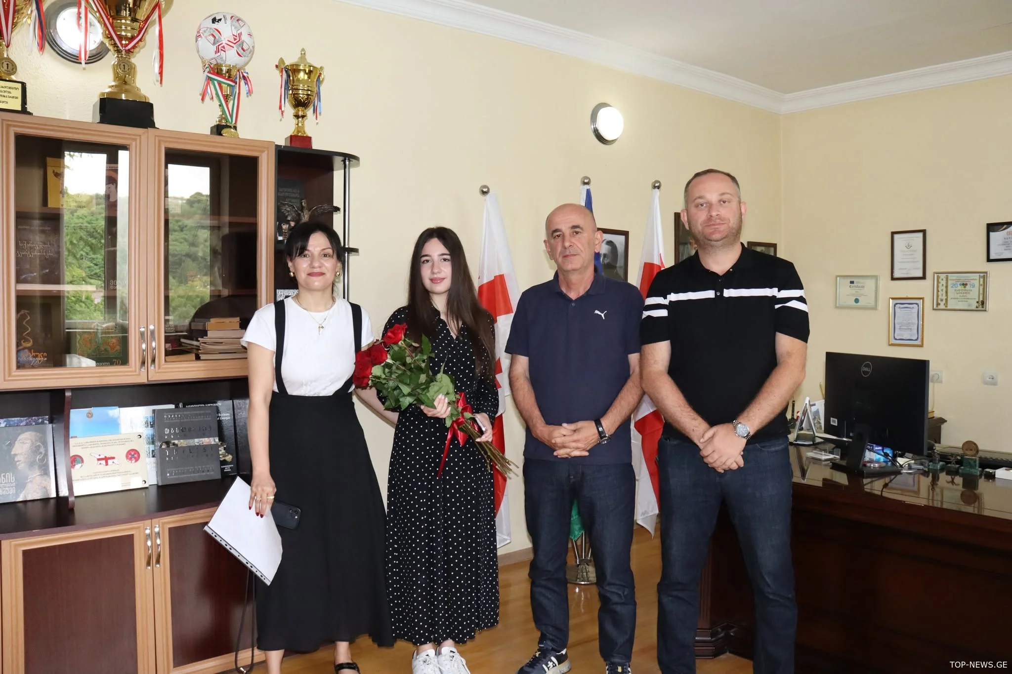 "ვწერ თავისუფალ თემას 2026“-ს გამარჯვებულ მონაწილეს ვანის მერმა საჩუქრები გადასცა