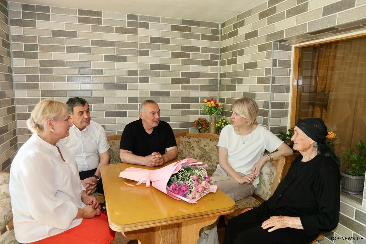 ცაგერში ღვაწლმოსილ ქალბატონებს საჩუქრები გადასცეს
