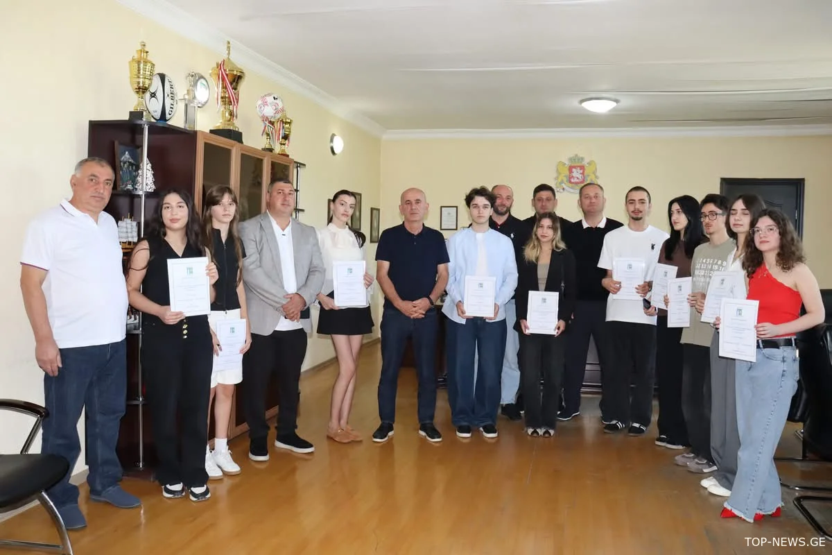 ვანის მერმა წარმატებული კურსდამთავრებულები დააჯილდოვა