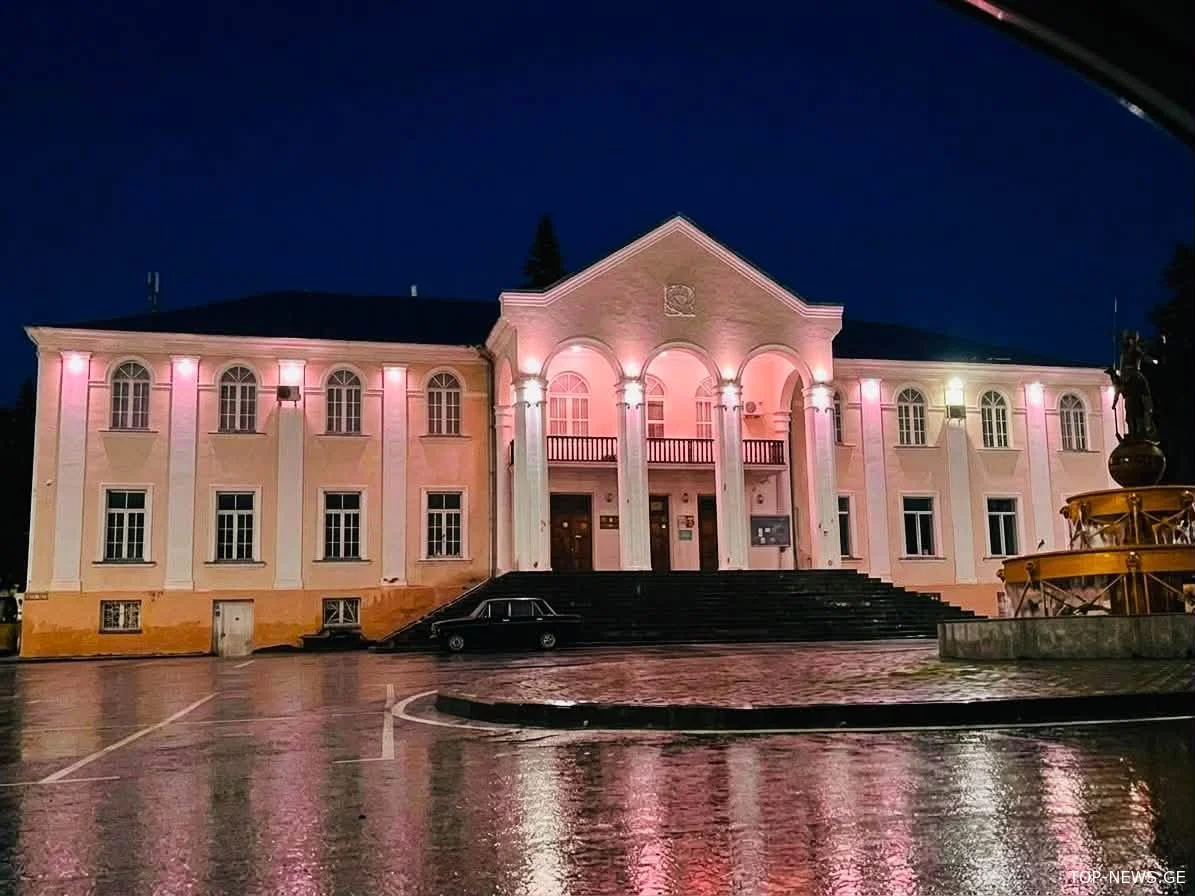 რაჭაში ერთი დღით, შენობები ვარდისფრად განათდა